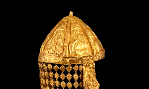 Coiful cu eroi sau „coiful unguresc”, din aur Foto Facebook Armark jpg