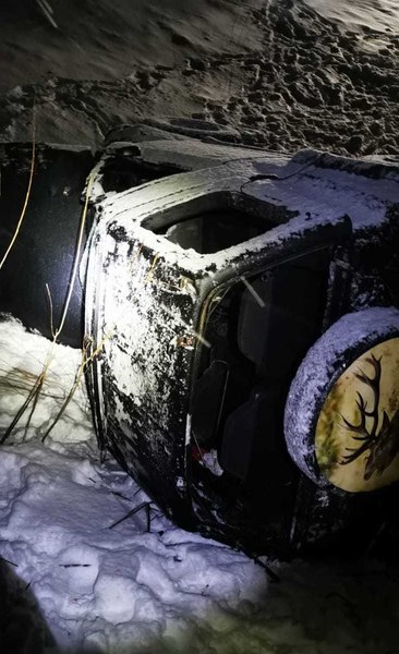 Un bărbat a murit la Suceava după ce maşina în care se afla a căzut într-o râpă, de la o înălțime de 40-50 de metri