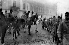 Generalul August von Mackensen inspectând o paradă a trupelor austro-ungare în Bucureștiul ocupat (© Das Bundesarchiv Bild 183-R36187)