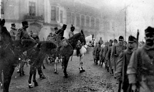 Generalul August von Mackensen inspectând o paradă a trupelor austro-ungare în Bucureștiul ocupat (© Das Bundesarchiv Bild 183-R36187)