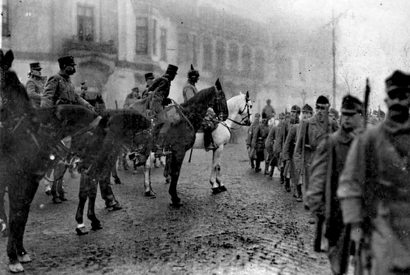 Generalul August von Mackensen inspectând o paradă a trupelor austro-ungare în Bucureștiul ocupat (© Das Bundesarchiv Bild 183-R36187)