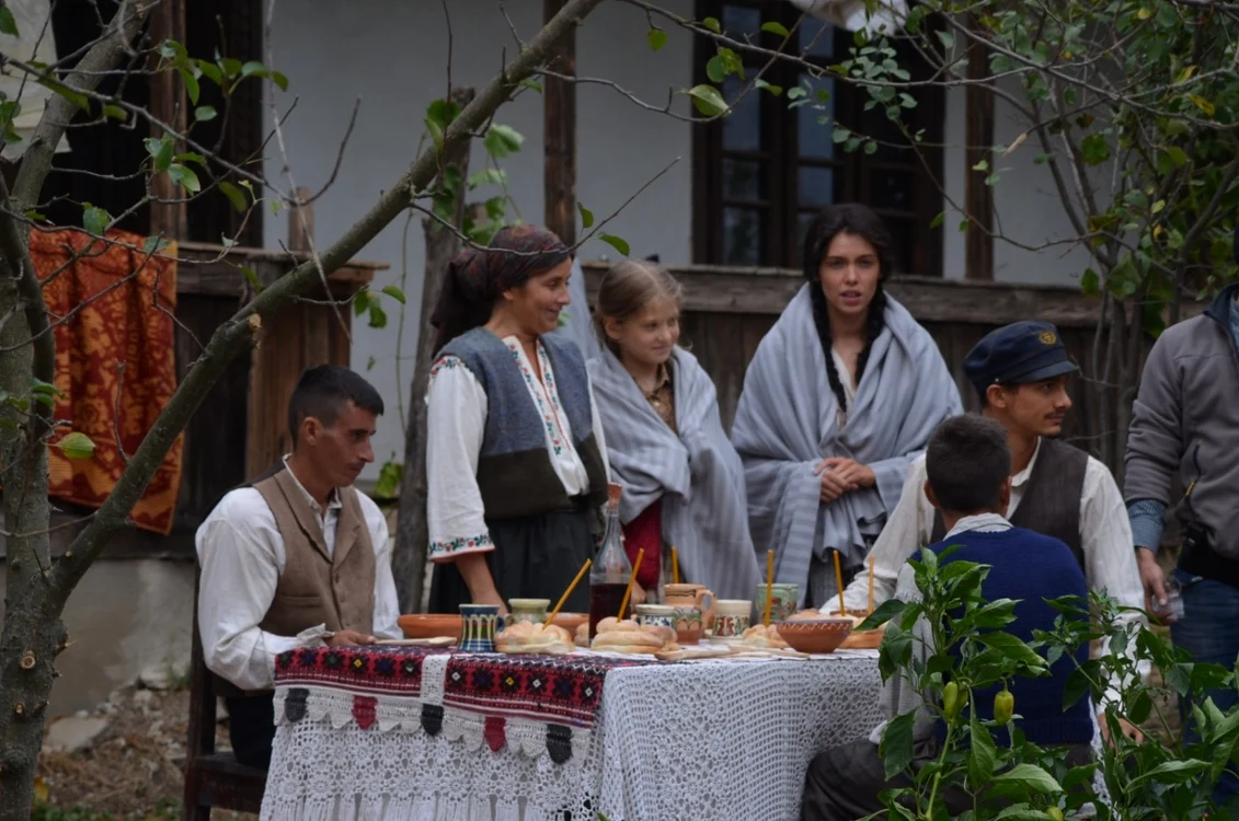 Filmările la „Moromeţii 2” vor începe în a doua jumătate a lunii septembrie, în aceeaşi casă şi în acelaşi sat în care a fost turnat şi primul film, în vara lui 1985 - Talpa, din judeţul Teleorman
