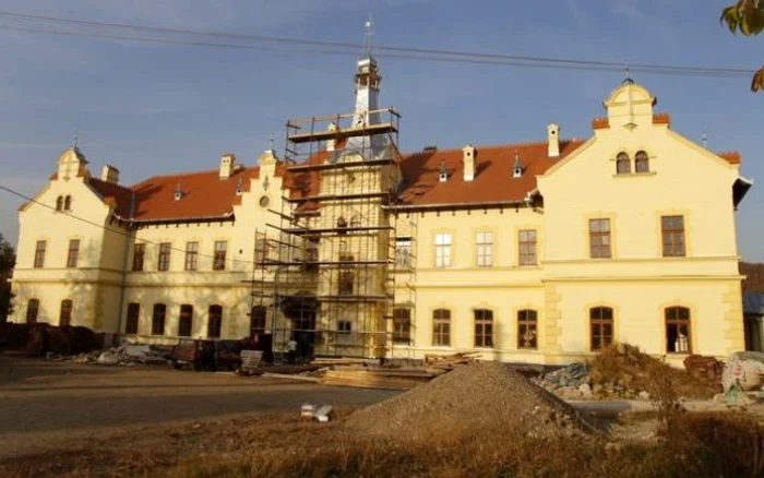 Se lucrează de zor zilele acestea la modernizarea Gării din Brad 