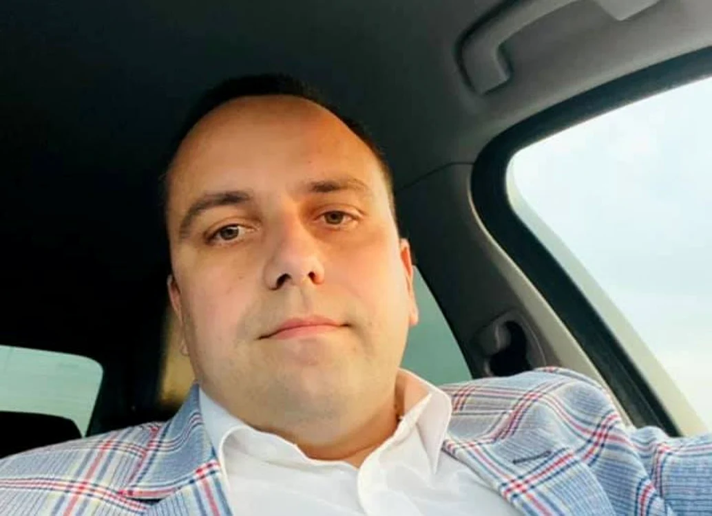 Primarul Stan nu a fost lăsat să intre în sediul Primăriei Albeni Foto: Facebook