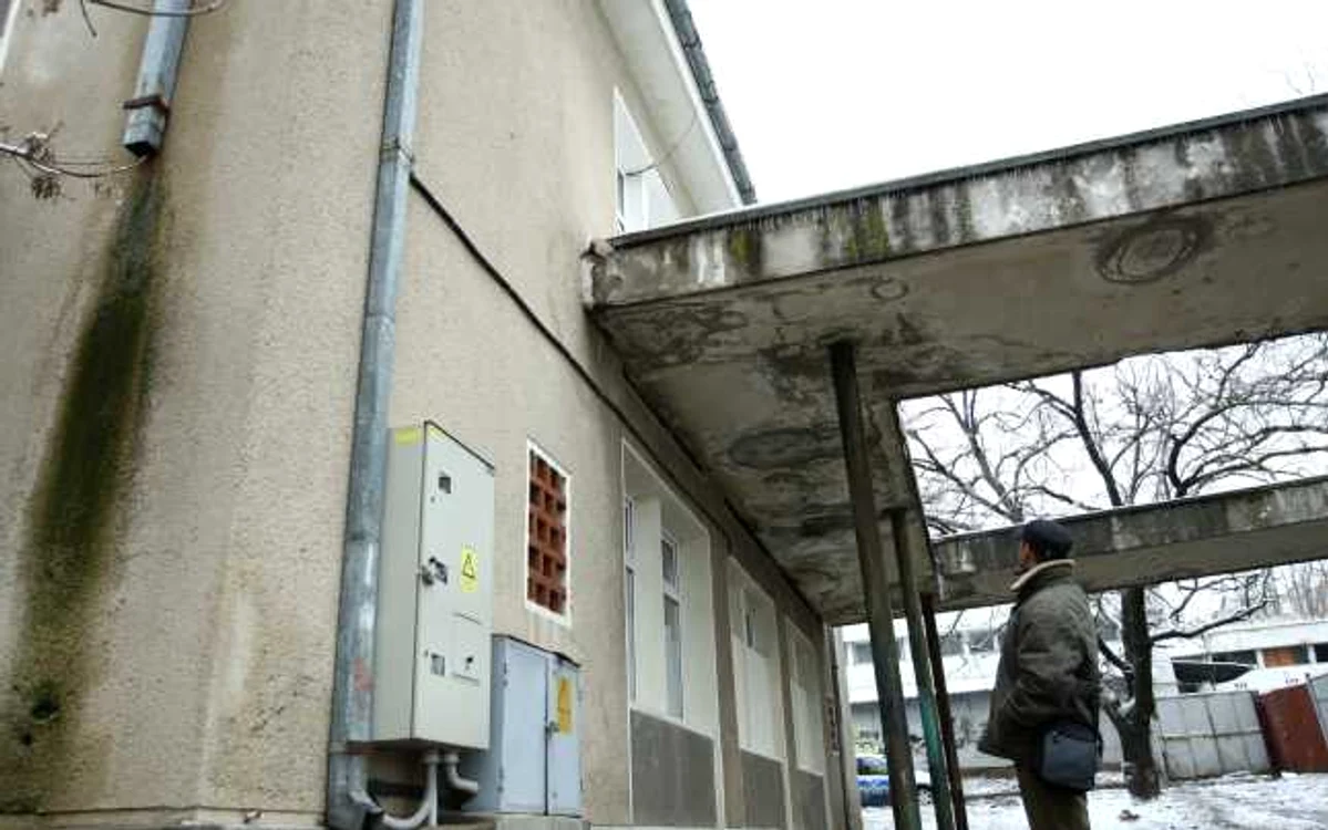 Această clădire se poate prăbuşi la cel mai mic cutremur. Foto: Corina Tătaru
