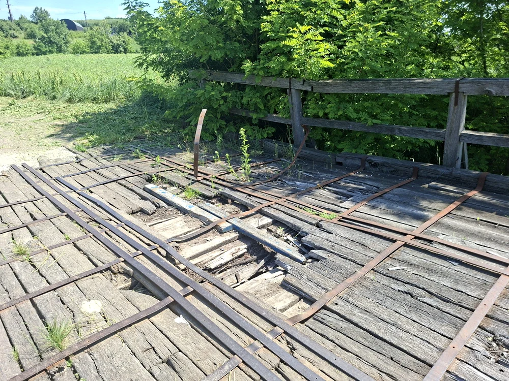 Podul se descompune și putrezește