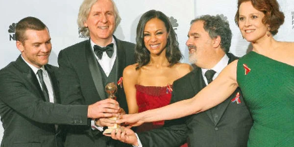 Actorul Sam Worthington, regizorul James Cameron, actriţa Zoe Saldana, producătorul Jon Landau şi actriţa Sigourney Weaver 