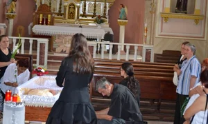 Surorile Gabor şi tatăl lor s au rugat minute în şir, ieri dimineaţă, lângă sicriul Veronicăi, scumpa lor mamă (FOTO ADEVARUL) jpeg