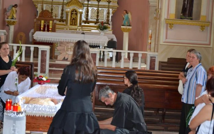 Surorile Gabor şi tatăl lor s au rugat minute în şir, ieri dimineaţă, lângă sicriul Veronicăi, scumpa lor mamă (FOTO ADEVARUL) jpeg