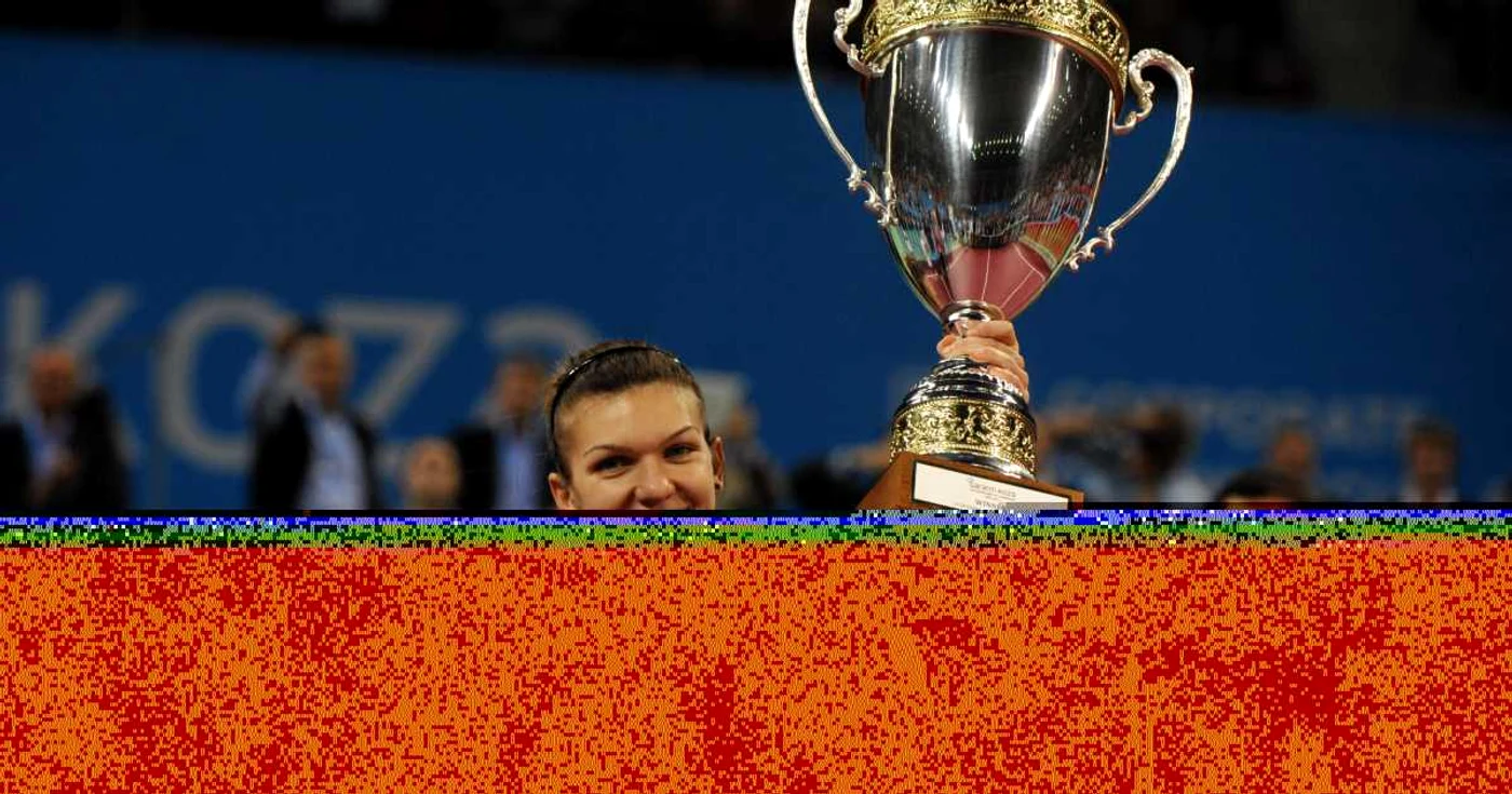 Simona Halep sărbătoreşte victoria de la Sofia, ridicând Cupa pe care a câştigat-o la Turneul Campioanelor FOTO Mediafax / AFP