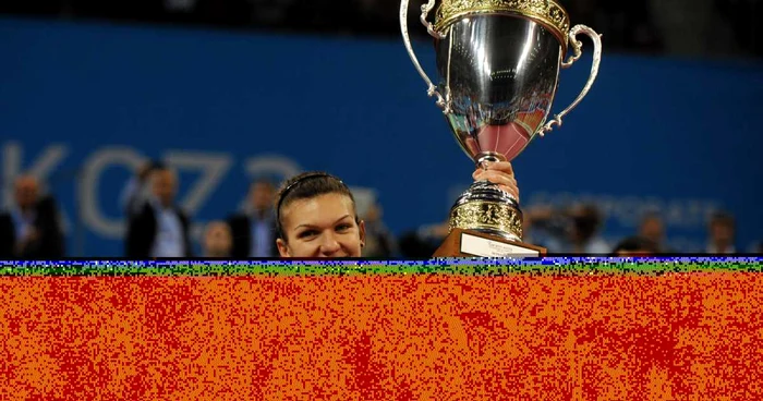 Simona Halep sărbătoreşte victoria de la Sofia, ridicând Cupa pe care a câştigat-o la Turneul Campioanelor FOTO Mediafax / AFP