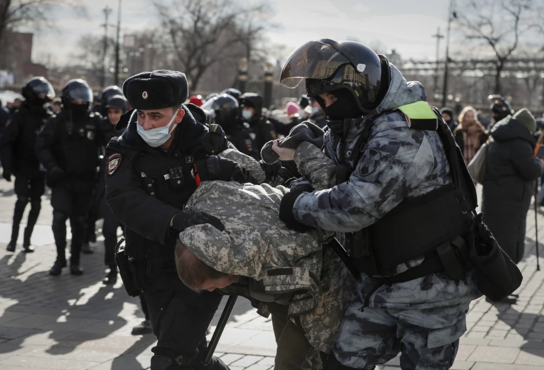 Polițiștii ruși intervenind dur la unul dintre protestele organizate în Moscova. FOTO EPA EFE