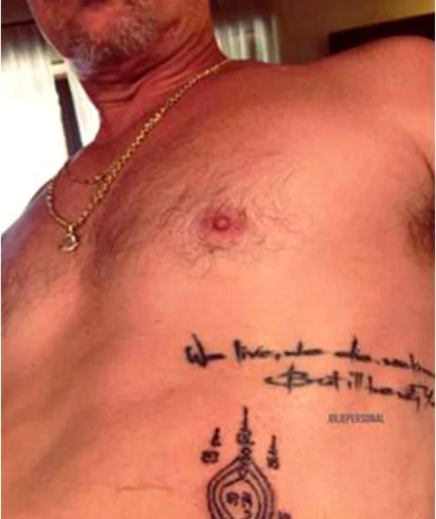 Brad Pitt și-a tatuat un simbol buddhist