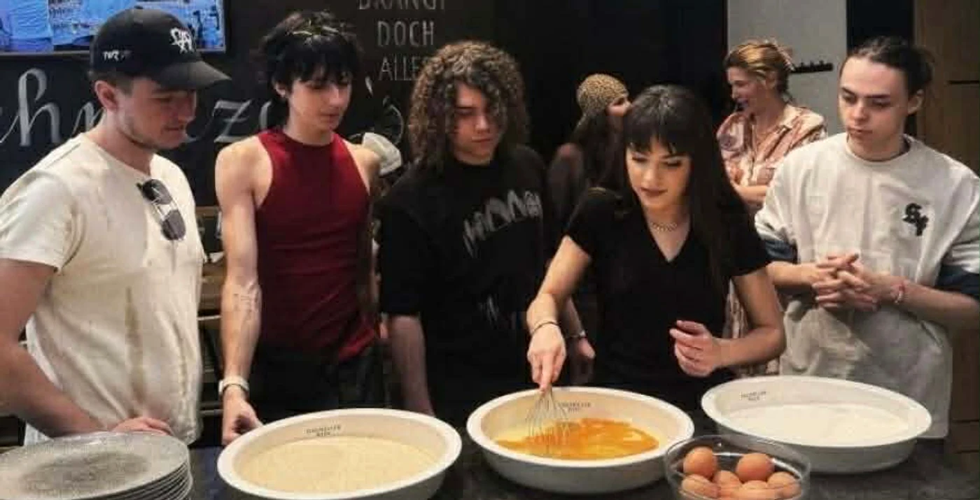 Reprezentanţii României au învăţat secretele şniţelului vienez. FOTO: TVR