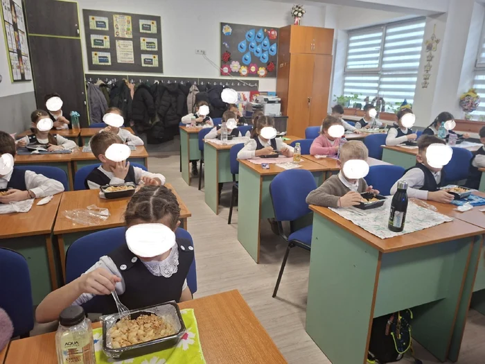 Elevii primesc masă caldă în fiecare zi FOTO Cosmin Zamfirache