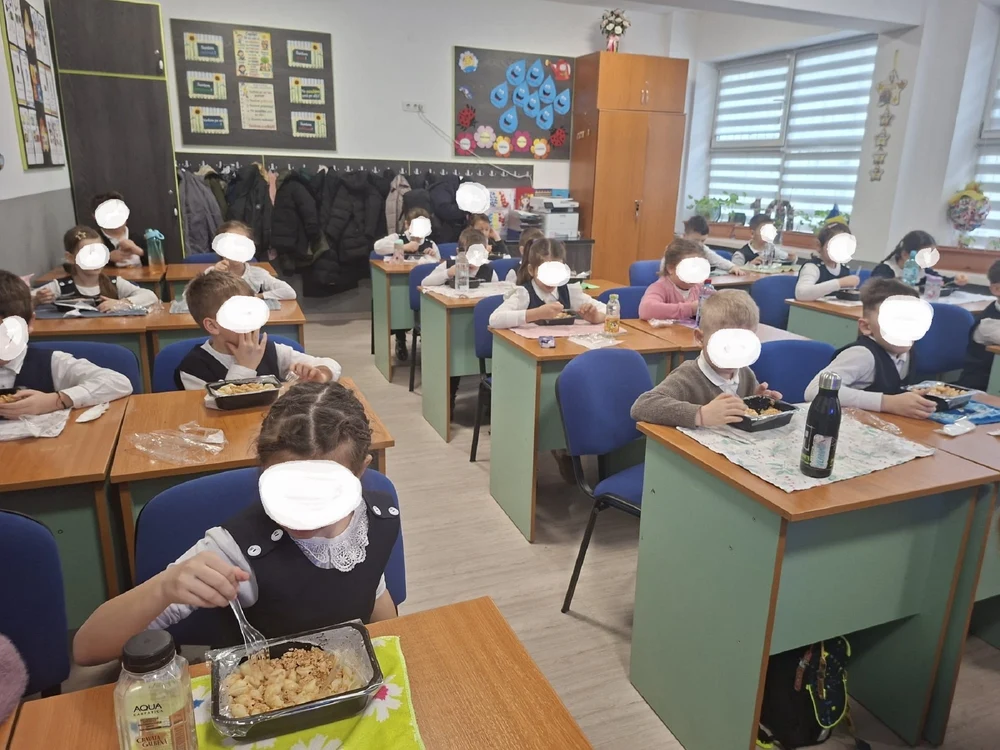 Ce poate mânca un elev român la școală, pe banii statului. Leacul pentru mofturoși și masa care aduce elevii nevoiași la școală