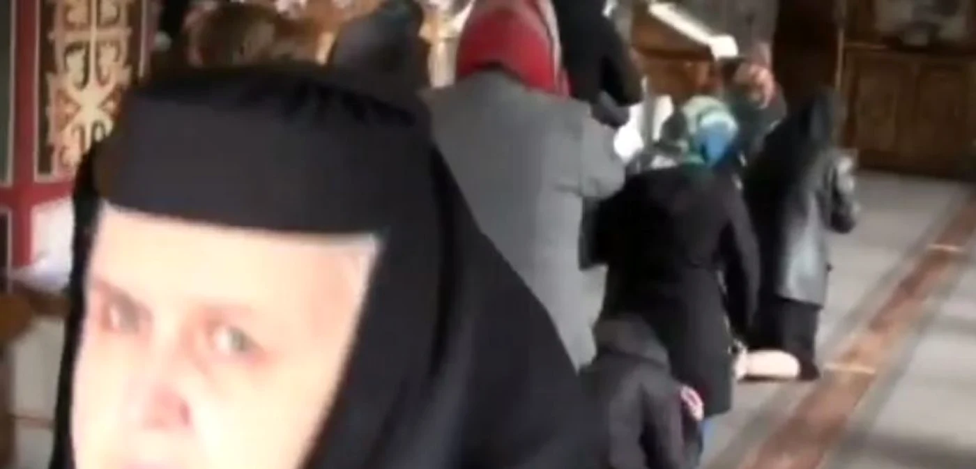 Mai mulţi enoriaşi erau la slujbă în biserica de la Mănăstirea Jieţ  FOTO Captură video Facebook