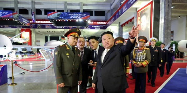 Serghei Șoigu, în vizită la Phenian, alături de Kim Jong Un Foto EPA EFE via KCNA 5 jpg