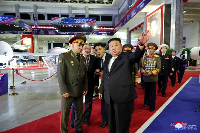 Serghei Șoigu (stânga) și Kim Jong-un la o expoziție de rachete FOTO EPA-EFE