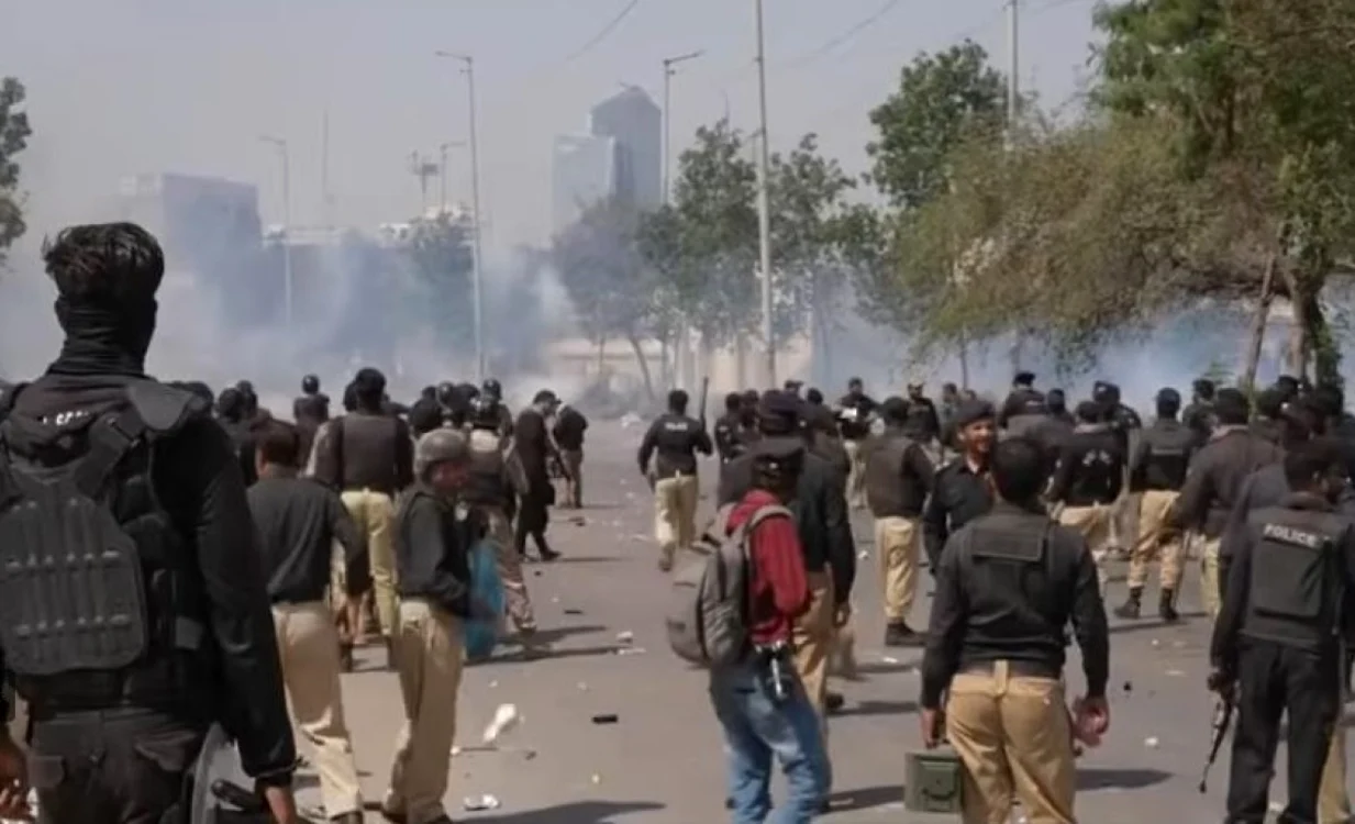Proteste violente în Pakistan, după moartea liderului iranian. FOTO: captură video APNews