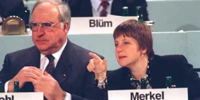 Angela Merkel a fost promovată în politică de Helmut Kohl, care a luat-o sub aripa sa şi i-a dat pe mână mai multe ministere. Merkel s-a transformat însă în rival, cerându-i demisia câţiva ani mai târziu. FOTO AP