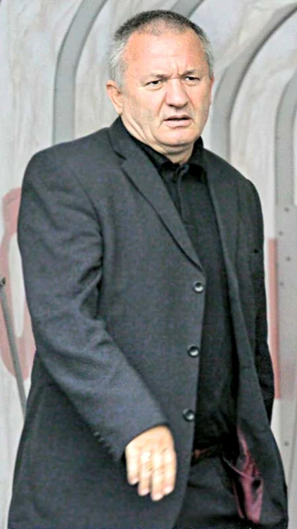 
    Iulian Mamele (în alb) se jură că a jucat  corect cu Dinamo  