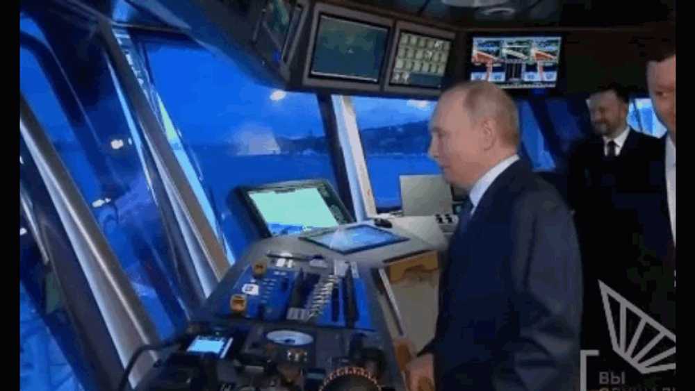Putin s-a făcut de râs la Vladivostok, în timp ce încerca să comunice cu echipajul unui vapor. Scena devenită virală pe internet