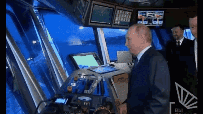 Putin s-a făcut de râs la Vladivostok, în timp ce încerca să comunice cu echipajul unui vapor. Scena devenită virală pe internet