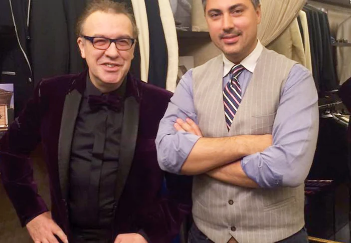 
    Octombrie. Weekendul acesta,  Gabriel Cotabiță l-a  vizitat la atelier pe  Alexandru Ciucu și  și-a luat un costum de  lux. Arată mult mai  întremat și cu ceva  kilograme în plus  