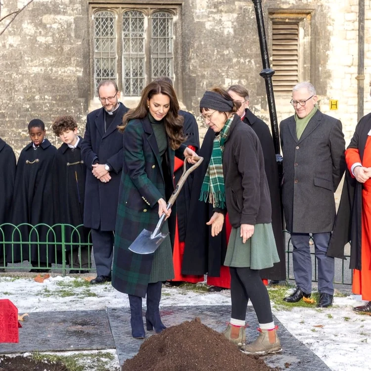 Kate Middleton a plantat un cireș în memoria Reginei (4) jpg