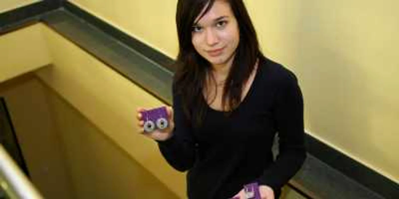 Raluca Elena Ene confecţionează bijuterii din materiale reciclabile 