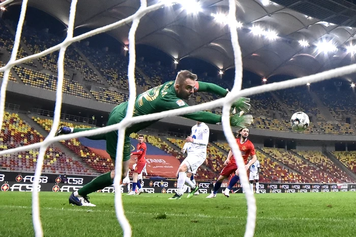 Tănase l-a învins pe Pleșca cu o lovitură de cap Foto: sportpictures.eu