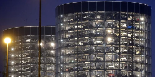 Automobile noi Volkswagen sunt parcate în turnurile de sticlă ale companiei din Wolfsburg Germania FOTO AP