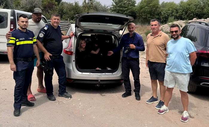 Andreea Ibacka se află, alături de cei doi câini, în portbagajul unei mașini