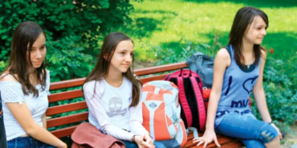 Fusta mini şi mobilul, afară din şcoală