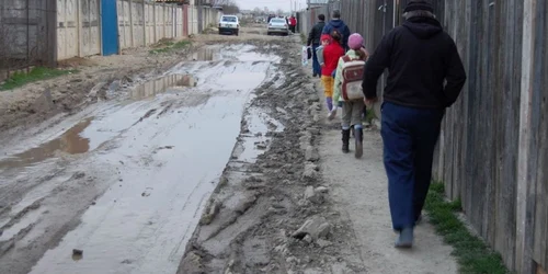  Viaţa  pe strada Bourului devine un coşmar la fiecare ploaie  FOTO C Crângan