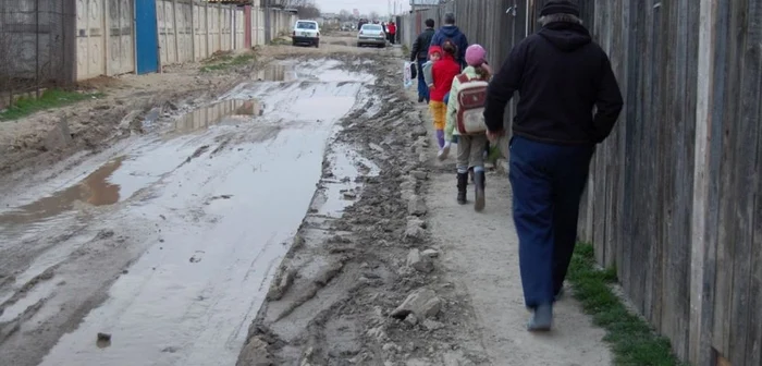 Viaţa  pe strada Bourului devine un coşmar la fiecare ploaie  FOTO C Crângan