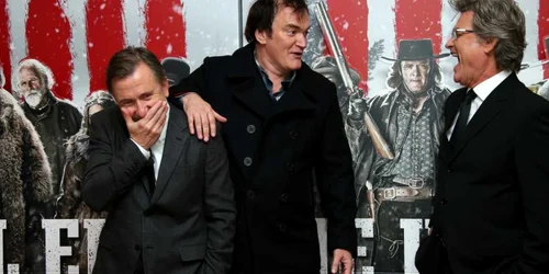 De la stânga la dreapta actorii Tim Roth Quentin Tarantino şi Kurt Russell pozează la premiera filmului The Hateful Eight în Londra Anglia FOTO AP