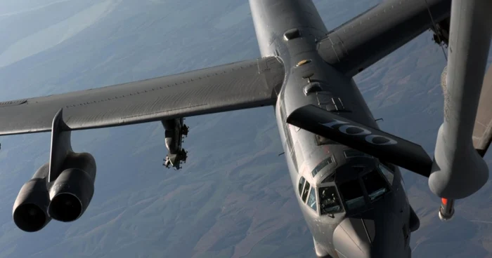 Puternicele B-52 Stratofortress  au nevoie de realimentare în lungile raiduri pe care le fac