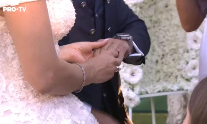 Cei doi și-au spus jurămintele de nuntă și și-au pus verighetele unul altuia 