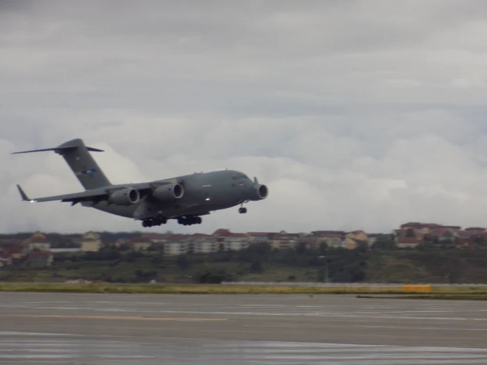 Avionul Boeing C-17  a adus la Sibiu 115 membri ai trupelor NATO