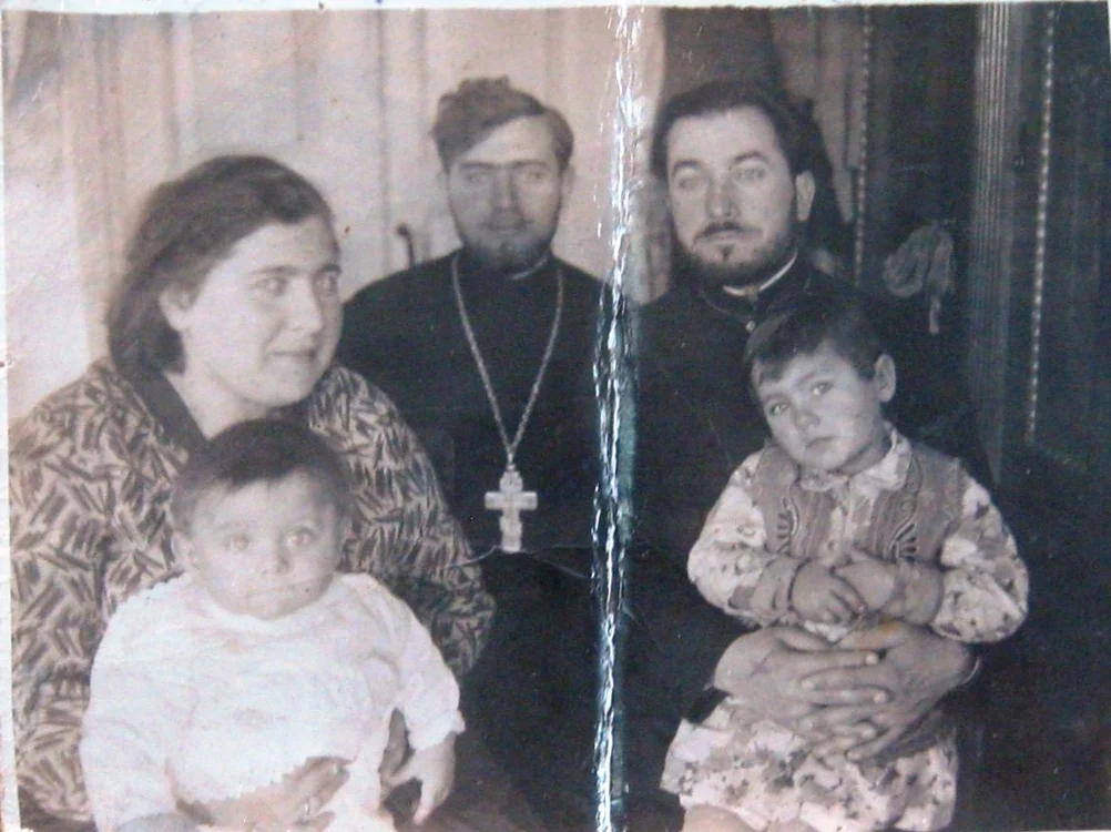 Preotul Gheorghe Buruiană cu familia sa în anul 1938.
