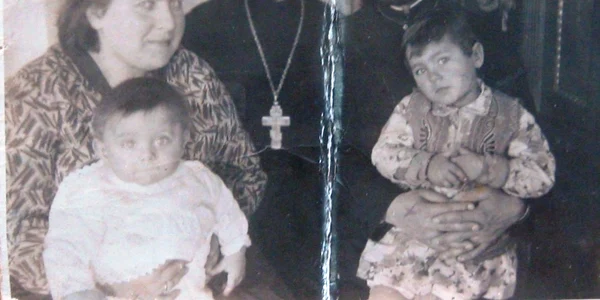 Preotul Gheorghe Buruiană cu familia sa în anul 1938.
