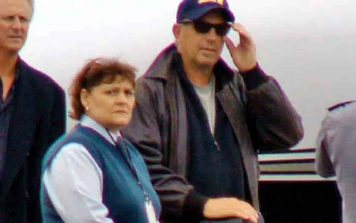 Kevin Costner a dat autografe în aeroport