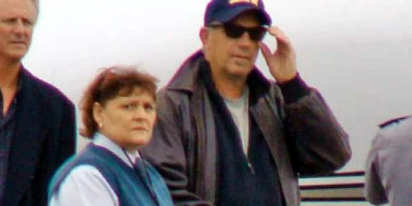Kevin Costner a dat autografe în aeroport