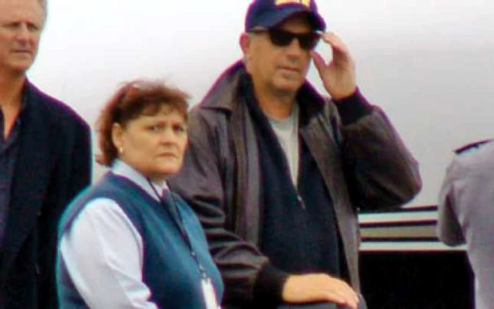 Kevin Costner a dat autografe în aeroport