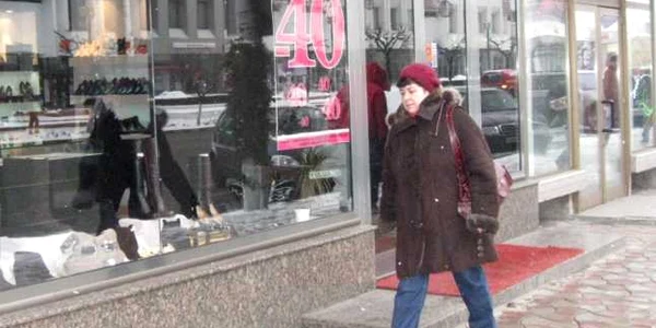 Magazinele caută să atragă clienţi promiţând reduceri „grase“ 