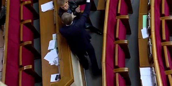 Imbranceli in Parlamentul ucrainean Captura YouTube via Sputnik