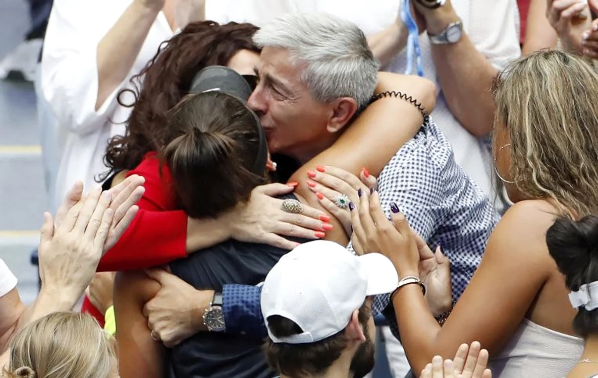 
    Bianca Andreescu și-a îmbrățișat părinții imediat după triumfFOTO: Guliver/ Gettyimages  