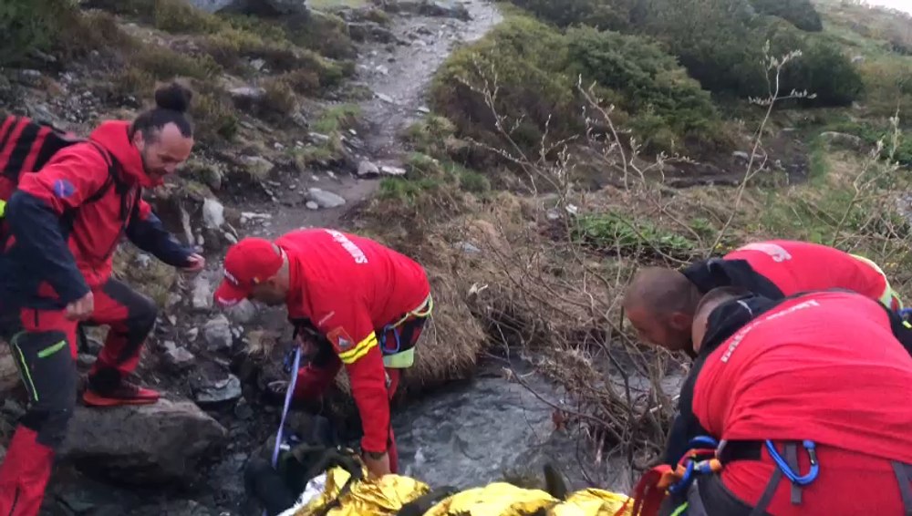 Un turist care a alunecat pe gheaţă o sută de metri, în Pietrosul Rodnei, a fost ajutat de salvamontişti VIDEO